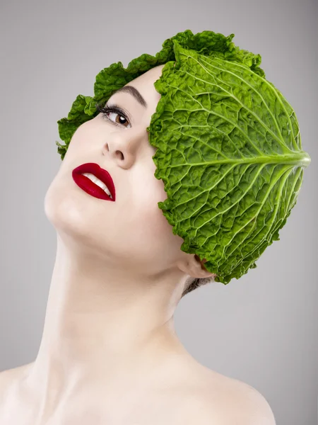 Γυναίκα με ένα λάχανο στο κεφάλι — Φωτογραφία Αρχείου