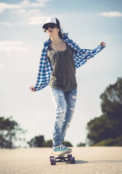 Mulher ao fundo da estrada — Fotografia de Stock