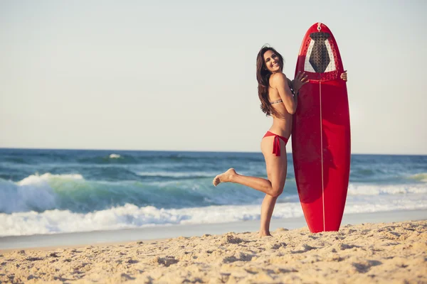 Surfer dziewczyna — Zdjęcie stockowe