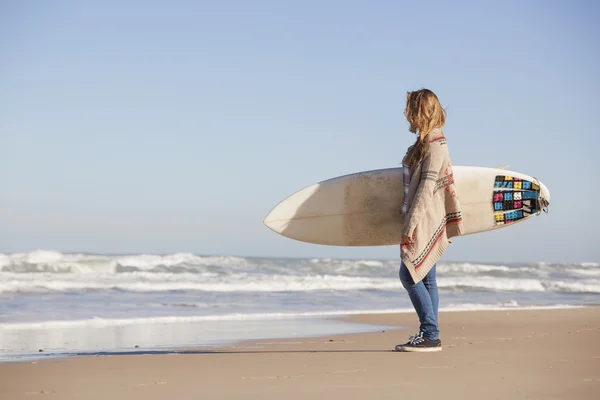 Surfboard ile genç kız — Stok fotoğraf