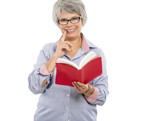 Oudere vrouw lezen van een boek — Stockfoto