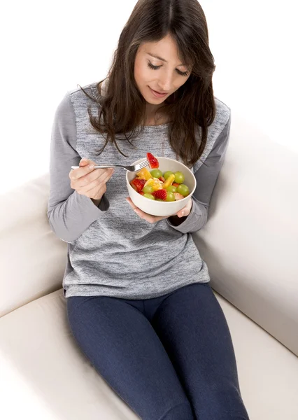 Женщина с фруктовым салатом — стоковое фото