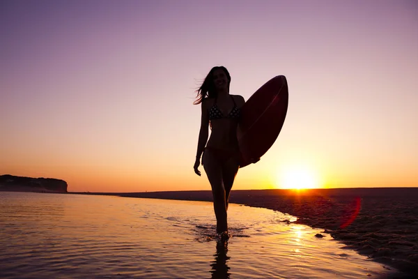Surfer κορίτσι περπάτημα — Φωτογραφία Αρχείου
