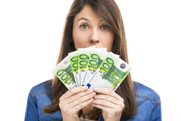 Frau hält einen Euro in der Hand — Stockfoto