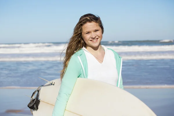 Surfer dziewczyna — Zdjęcie stockowe