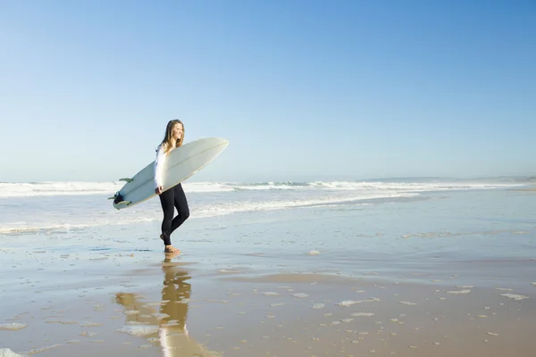 Surfer-Mädchen — Stockfoto