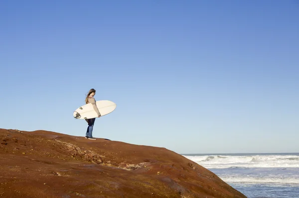 Tienermeisje met surfboard — Stockfoto