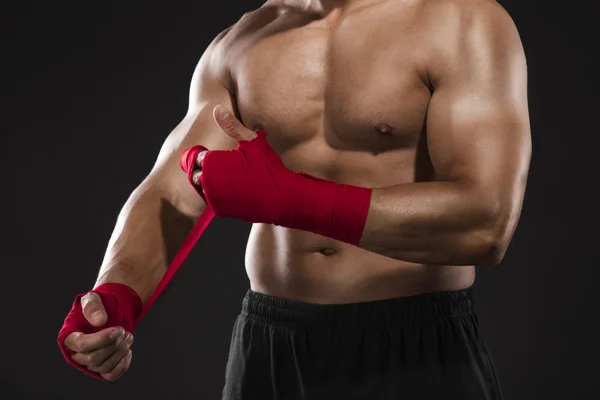 Uomo che pratica il combattimento corpo — Foto Stock