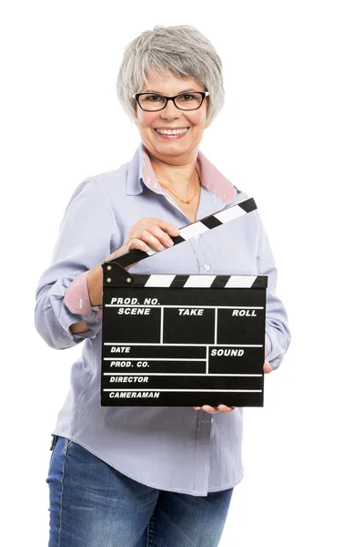 Donna anziana che tiene una clapboard — Foto Stock