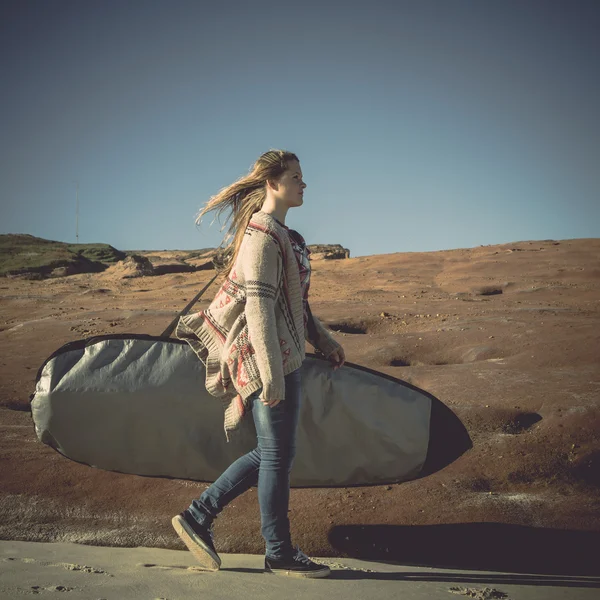 Ragazza adolescente con tavola da surf — Foto Stock