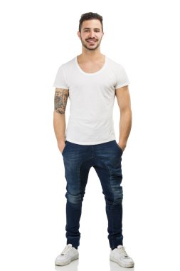 gülümseyen adam poz