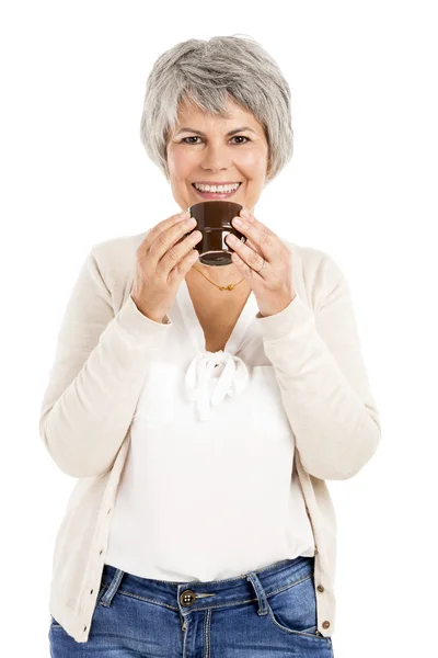 Donna anziana che beve caffè — Foto Stock