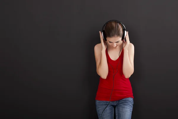 Vrouw luister muziek — Stockfoto