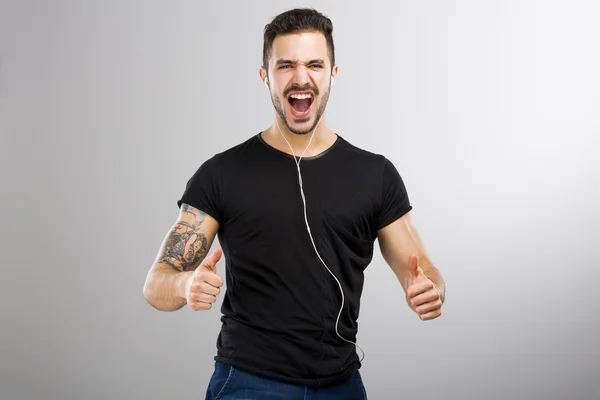 Glücklicher Mann hört Musik — Stockfoto