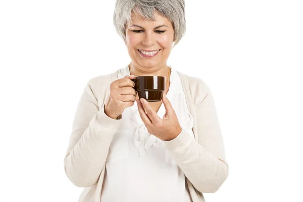 Donna anziana che beve caffè — Foto Stock