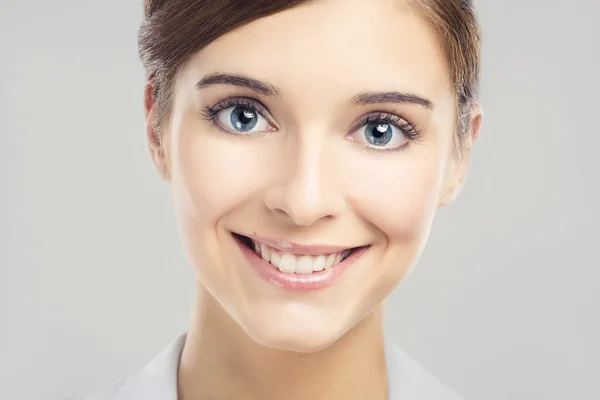 Jovencita sonriente —  Fotos de Stock