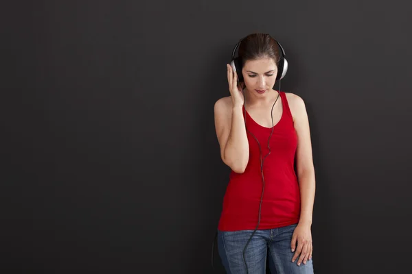 Γυναίκα ακούστε μουσική — Φωτογραφία Αρχείου