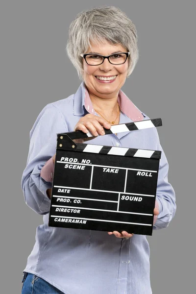 Donna anziana che tiene una clapboard — Foto Stock