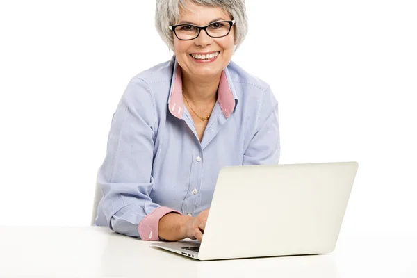 Ellderly woman working with a laptop — Stock Photo, Image