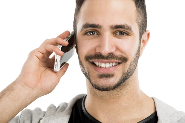 Ung man talar i mobiltelefon — Stockfoto