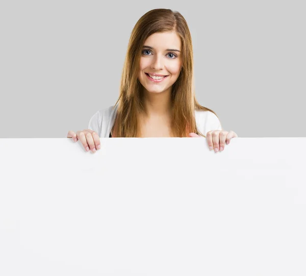 Mujer con un gran tablero en blanco — Foto de Stock