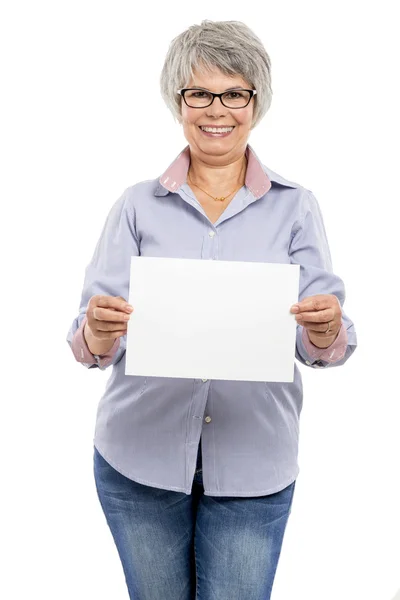 Пожилая женщина держит чистую бумажную карточку — стоковое фото