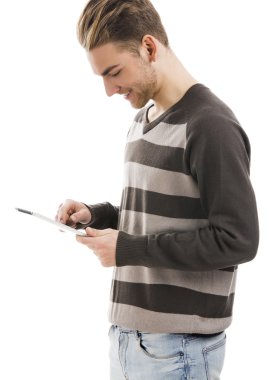Genç adam bir tablet ile çalışma