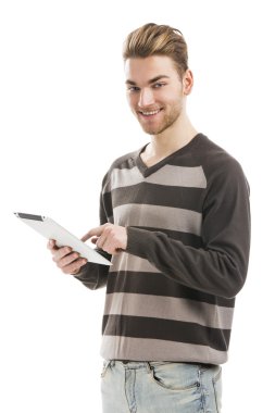 Genç adam bir tablet ile çalışma