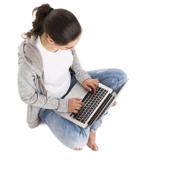 Estudante feminina com um laptop — Fotografia de Stock