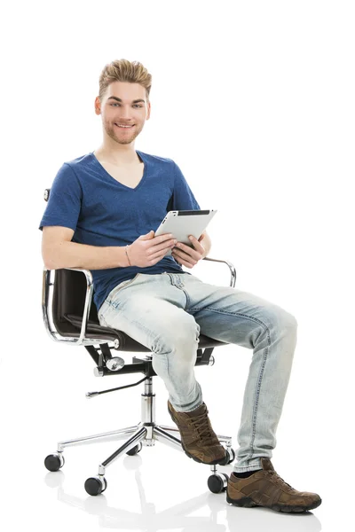 Fiatal ember dolgozik egy tabletta — Stock Fotó