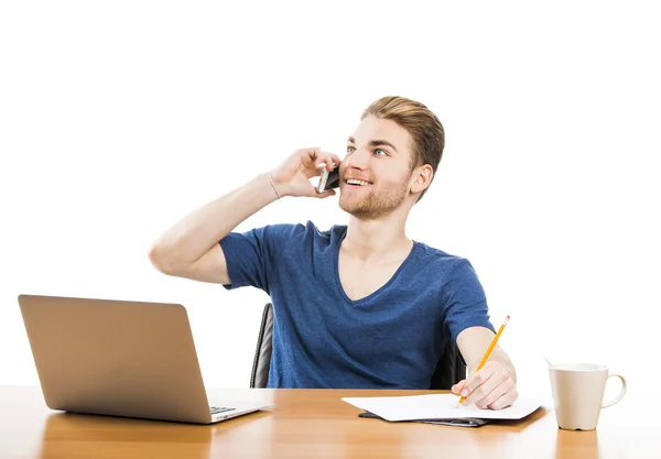 Jonge man en praten op telefoon — Stockfoto