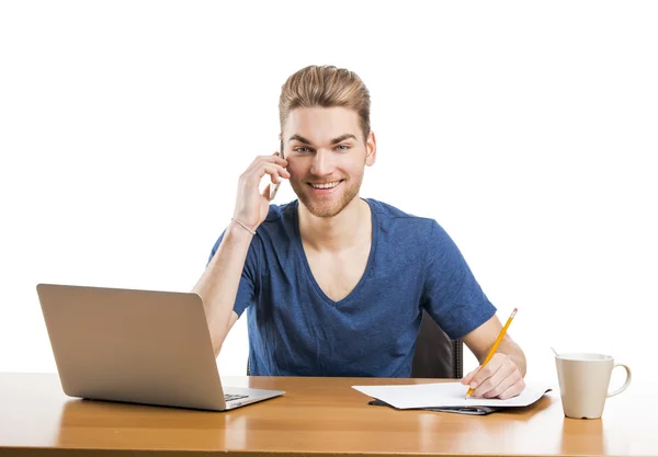 Ung man och pratar i telefon — Stockfoto