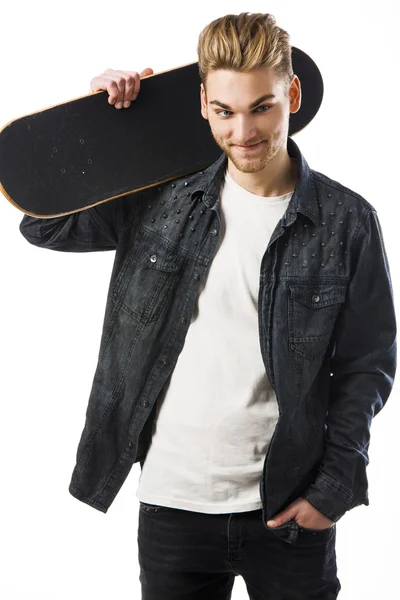 Giovane con uno skateboard — Foto Stock