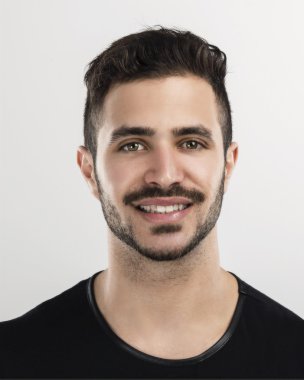 Genç adam gülümsüyor