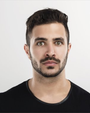 Genç adam şaşırmış gibi