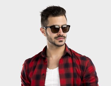 Yakışıklı genç adam.