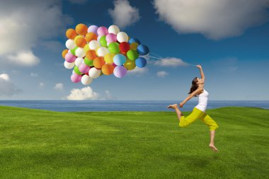 Renkli balonları olan kız