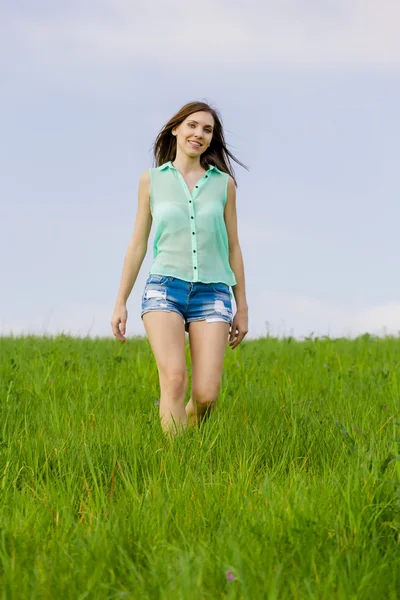 Bella ragazza a piedi — Foto Stock