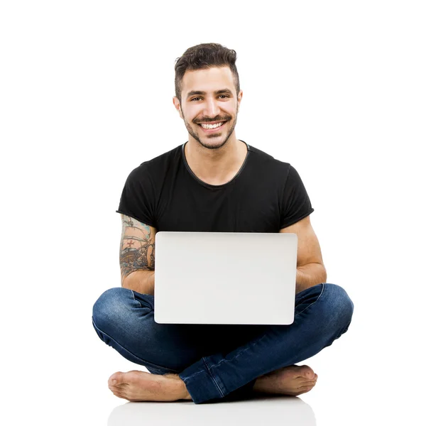 Homem trabalhando com um laptop — Fotografia de Stock