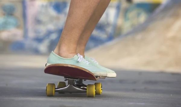 Riding een skate — Stockfoto
