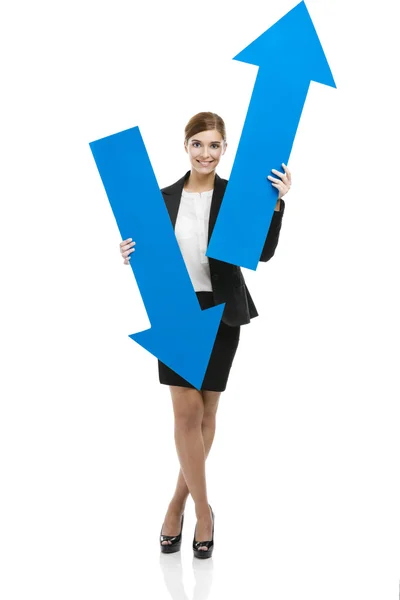 Zakelijke vrouw bedrijf blauwe pijlen — Stockfoto