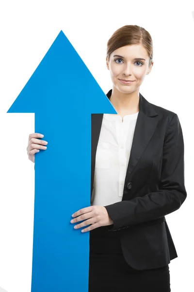 商业女人抱着一个蓝色的箭头 — 图库照片