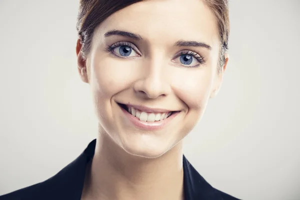 Sorrindo jovem mulher — Fotografia de Stock