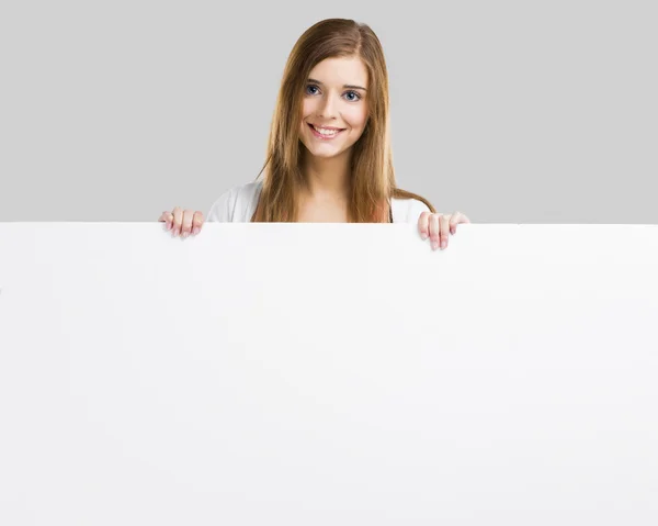 Femme avec un grand tableau blanc — Photo