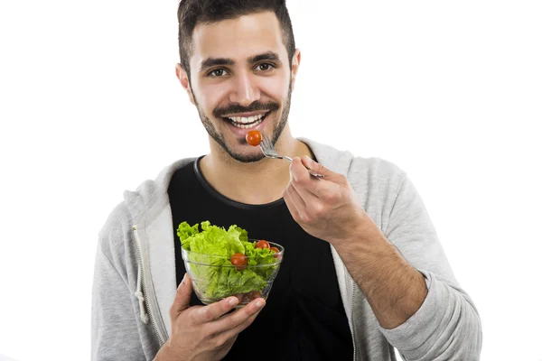 Joven comiendo una ensalada — Foto de Stock