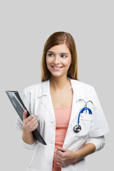 Vackra unga kvinnliga läkare — Stockfoto