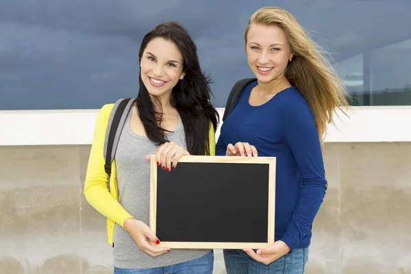 Two beautiful teenage students — Stock Photo, Image