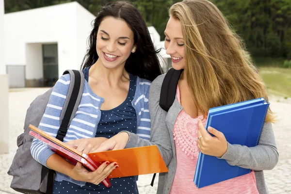 Dos hermosos estudiantes adolescentes —  Fotos de Stock