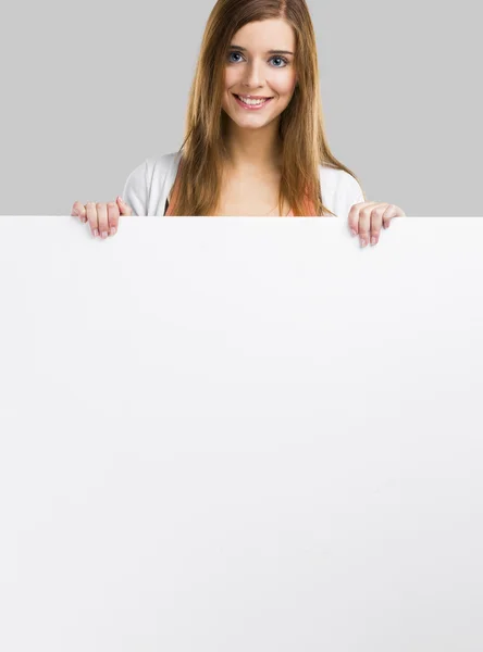 Mujer con un gran tablero en blanco — Foto de Stock