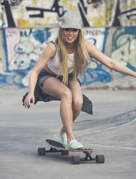 Chica patinadora —  Fotos de Stock